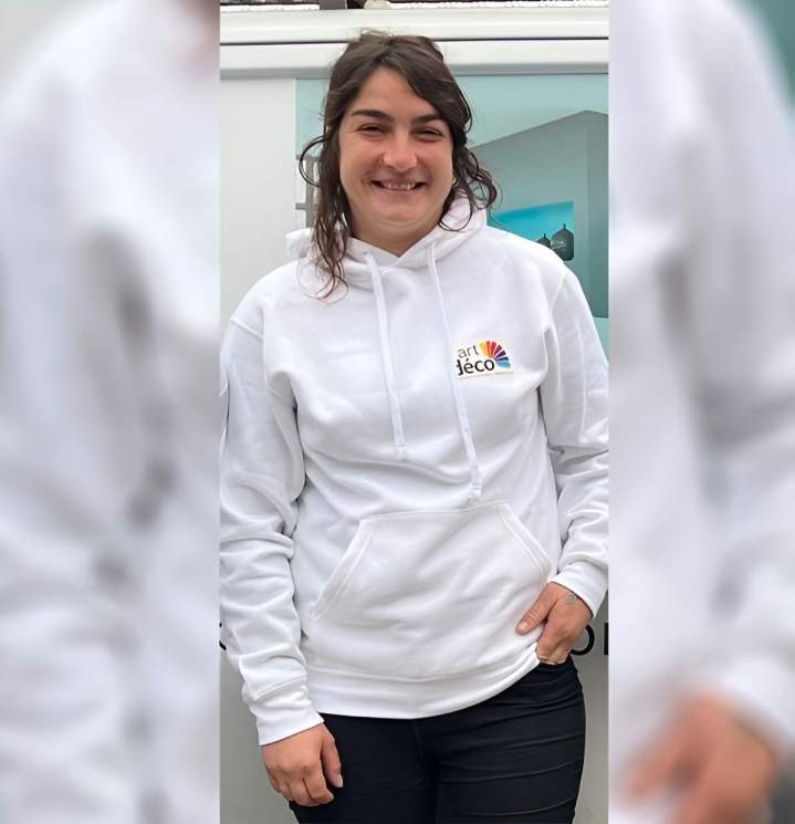 Après un passage par les beaux art Sarah sera de bon conseil sur les nuances couleurs.  Une véritable professionnelle avec l'esprit décoratrice qui aime le métier.